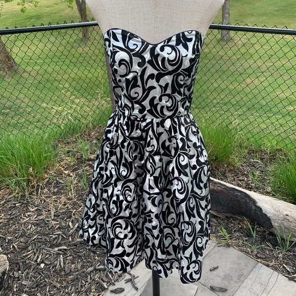 Vintage 90s LA Glo Silver Metallic Black Velvet Strapless Fit and Flare Dress - Picture 6 of 16